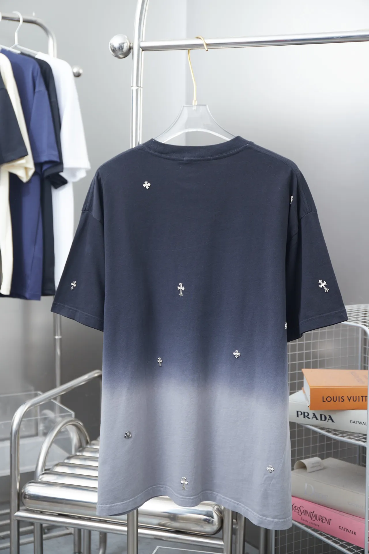 🅿️240 Chrome Hearte 25SS early spring new style Chrome Hearte short-sleeved hardware, light luxury, essential item for daily commuting for men and women, correct version, welcome to compare, detailed features · 280g 100% pure cotton double yarn jersey fabric · Custom dyeing in the same vat, special thickened 32 pieces double-strand 1X1 thread · Artificial hand arrangement of hardware positions + high temperature hot pressing. Ready-made garments are dyed. Then do the faded fried snowflake process, then wash with water to make it look old. General washing to improve the effect · Double-needle stitching across seams · Original main mark, washed tag, branded moisture-proof paper packaging Color: black/pink/blue Size: S/M/L/XL